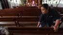 Petugas GO-CLEAN membersihkan kursi ruang ibadah di GPIB Effatha, Jakarta Selatan, Rabu (21/12). Melalui program ini, GO-CLEAN membantu menciptakan suasana gereja yang nyaman dan bersih dalam rangka menyambut hari Natal 2016. (Liputan6.com/Fery Pradolo)