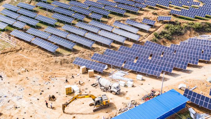 Foto yang diabadikan dari udara menunjukkan orang-orang bekerja di pembangkit listrik tenaga surya fotovoltaik di wilayah Weining, Provinsi Guizhou, China, 26 April 2020. (Xinhua/Tao Liang)
