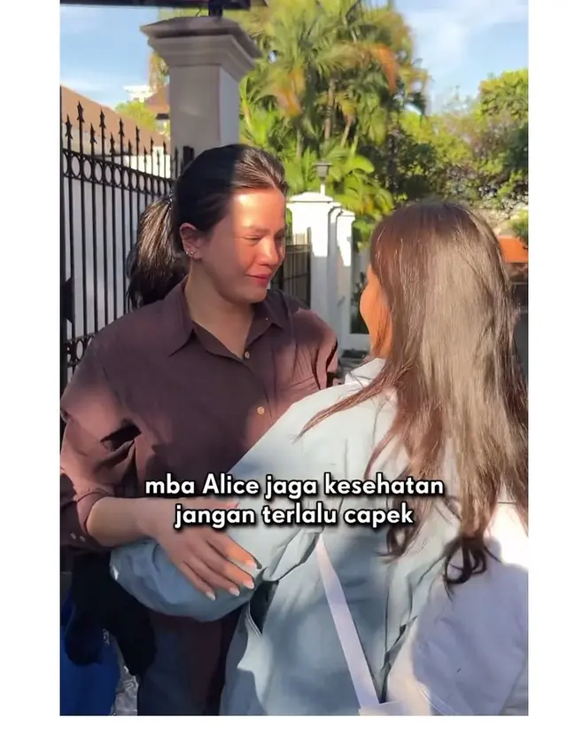 7 Momen Perpisahan Alice Norin dengan Baby Sitter Anaknya, Penuh Haru