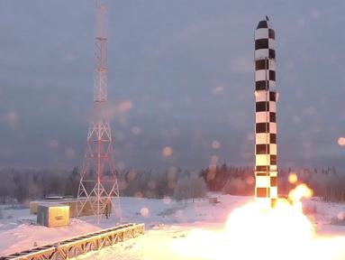 Rudal balistik antarbenua Sarmat Rusia terbaru saat uji coba dari lokasi yang tidak diketahui di Rusia. Presiden Vladimir Putin mengumumkan bahwa Rusia telah mengembangkan serangkaian senjata nuklir terbaru. (RU-RTR Russian Television via AP)