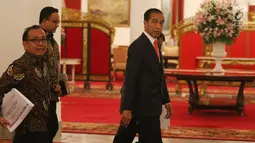 Presiden Joko Widodo berjalan untuk memberikan keterangan pers terkait rencana pemindahan Ibu Kota Negara di Istana Negara, Jakarta, Senin (26/8/2019). Presiden Jokowi secara resmi mengumumkan keputusan pemerintah untuk memindahkan ibu kota negara ke Kalimantan Timur. (Liputan6 com/Angga Yuniar)