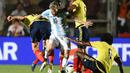 Striker Argentina, Lionel Messi, dijaga ketat para pemain Kolombia pada laga kualifikasi Piala Dunia 2018 zona CONMEBOL di Estadio San Juan del Bicentenario, Selasa (15/11/2016). (AFP/Eitan Abramovich)