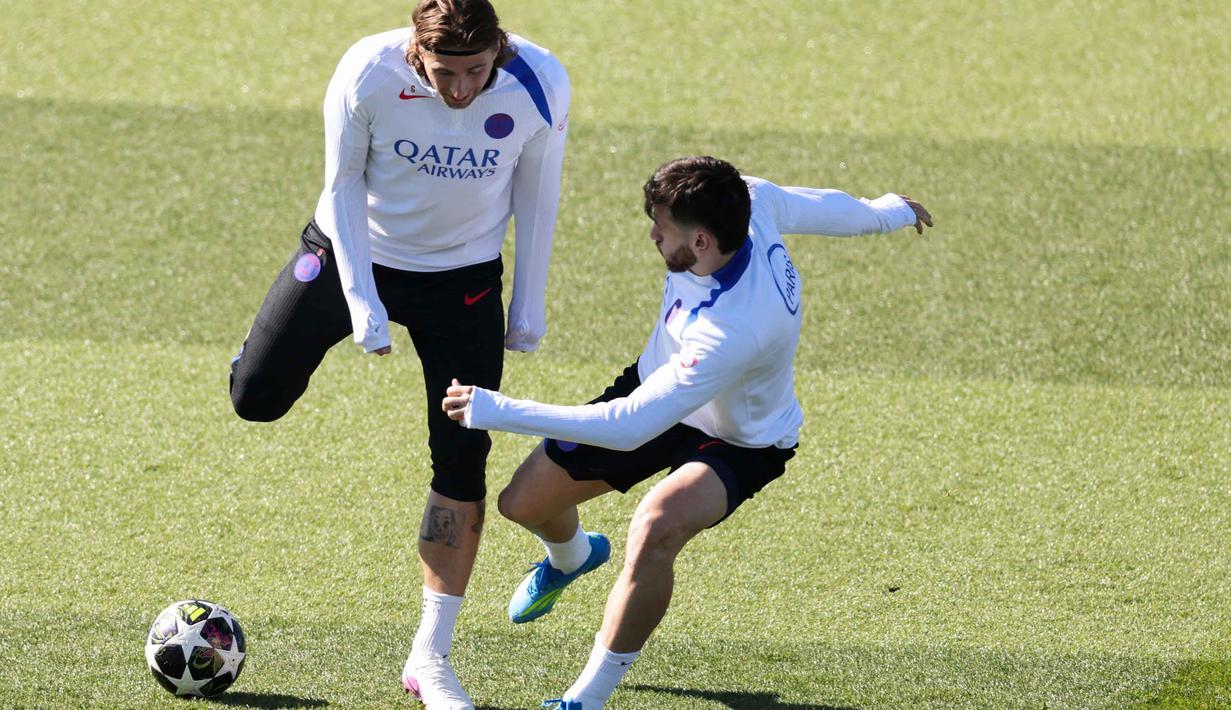 Di bawah asuhan pelatih Luis Enrique, PSG bertransformasi dari tim yang mengandalkan banyak bintang menjadi tim dengan etos kerja tinggi dan permainan kolektif. Tampak dalam foto, bek Paris Saint-Germain, Illia Zabarnyi (kiri) dan Khvicha Kvaratskhelia mengikuti sesi latihan di Campus Paris Saint-Germain, Poissy, pinggiran barat Paris pada Selasa 7 April 2026. (FRANCK FIFE/AFP)