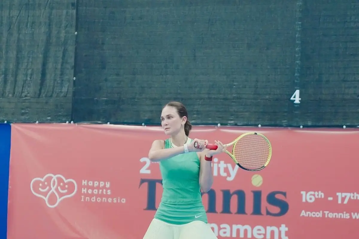 Luna Maya saat menikmati olahraga padel (Instagram/@lunamaya)