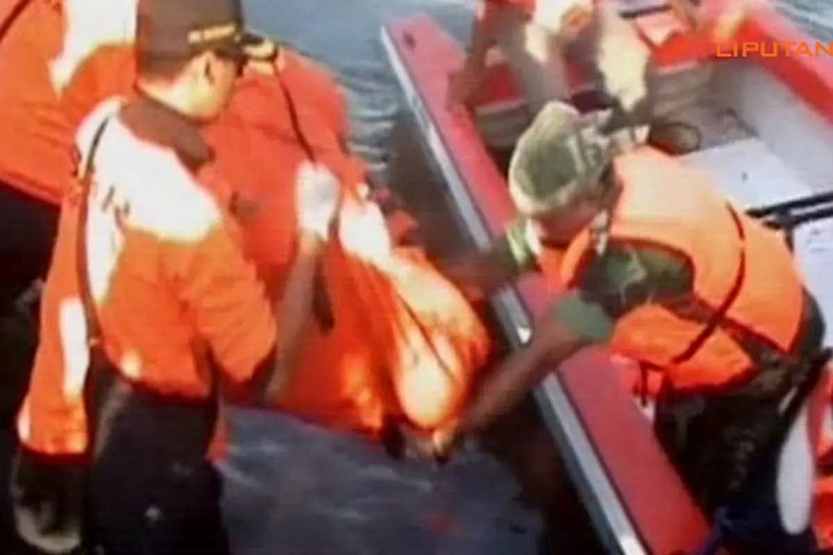 kapal-terbalik-130816b.jpg