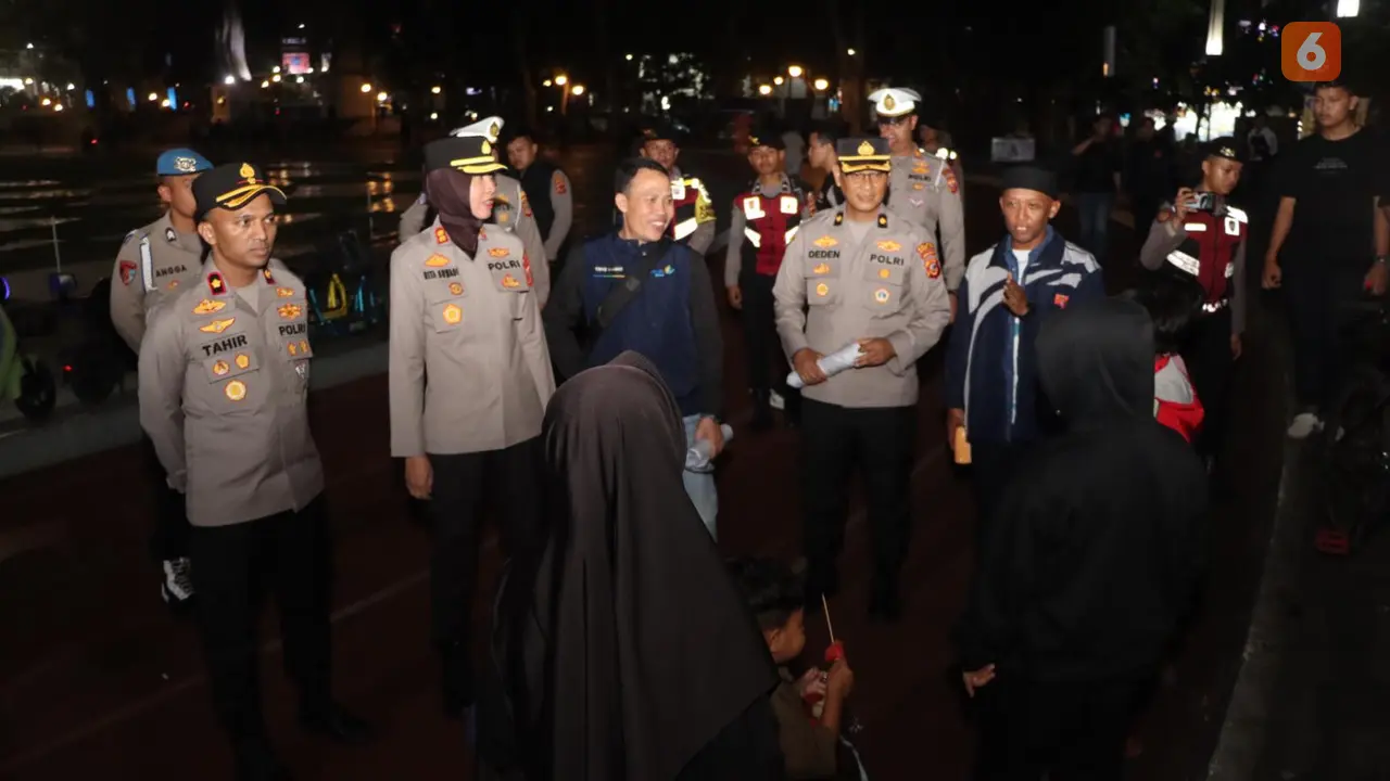 Kapolres Sukabumi Kota AKBP Rita Suwadi saat razia pelajar di jam malam di Lapang Merdeka Kota Sukabumi. (Liputan6.com/Fira Syahrin).