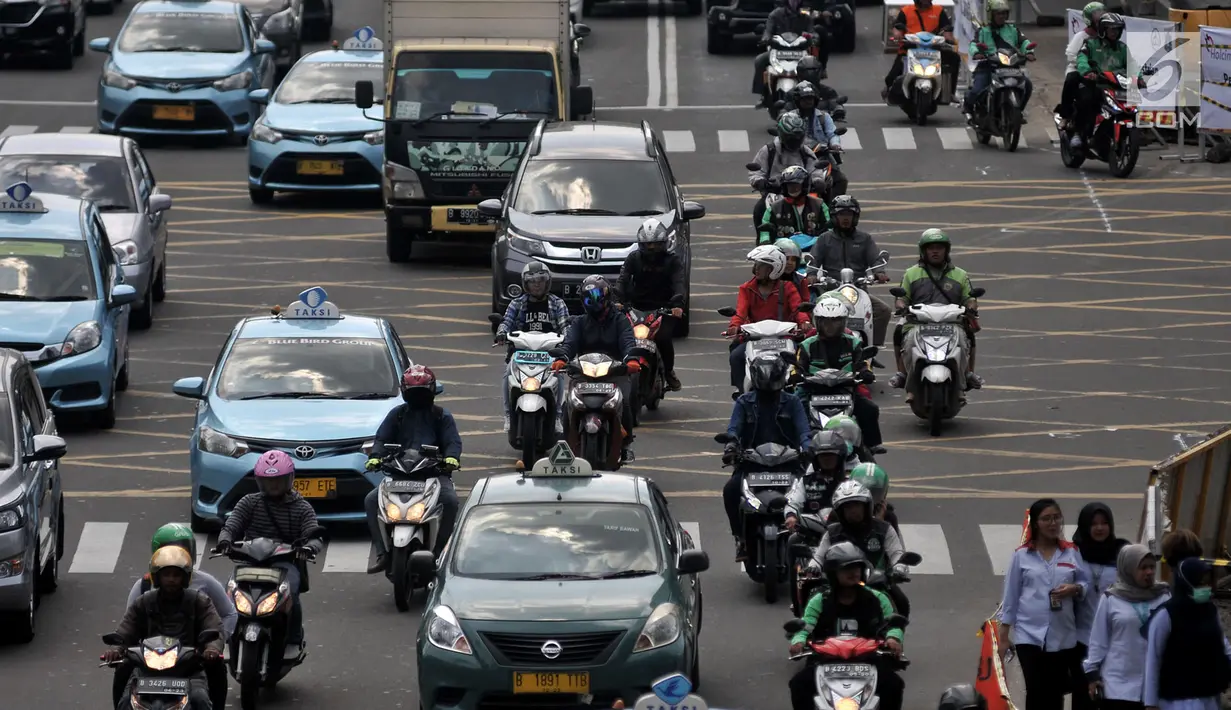 Pengendara sepeda motor melintas di Jalan MH Thamrin, Jakarta, Senin (2/7). Sistem ganjil-genap untuk sepeda motor rencana akan diberlakukan mulai pukul 06.00-10.00 WIB di Jalan MH Thamrin dan Medan Merdeka Barat. (Merdeka.com/ Iqbal S. Nugroho)