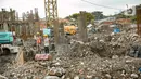 Aktivitas pekerja di lokasi pembangunan Kampung Susun Akuarium di Jakarta, Rabu (17/2/2021). Progres pembangunan Kampung Susun Akuarium tersebut telah mencapai 30 persen dan ditargetkan rampung pada Agustus 2021 mendatang. (Liputan6.com/Faizal Fanani)