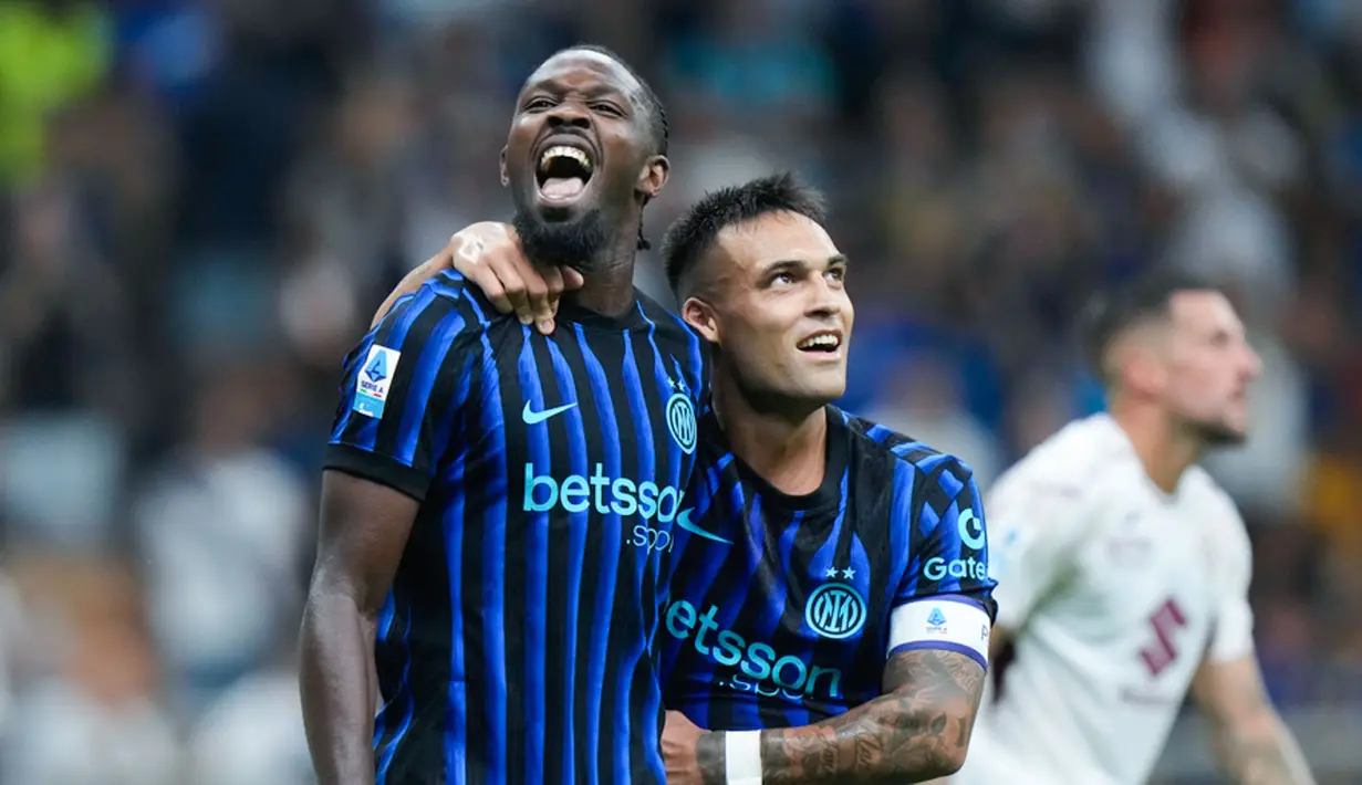 Pemain Inter Milan, Marcus Thuram dan Lautaro Martinez, merayakan gol ke gawang Torino pada laga pekan perdana liga Italia di Stadion Giuseppe Meazza, Selasa (26/8/2025) dini hari WIB. (AP Photo/Luca Bruno)