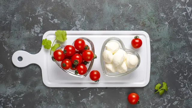 Tomat ceri dengan topping keju