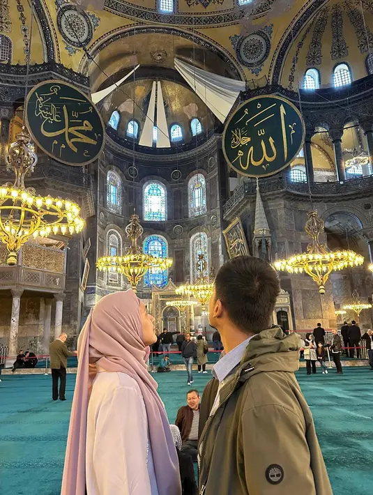 Dalam setiap perjalanan liburan di Turki, enggak jarang para selebriti pasti mengunjungi bangunan ikonik yang bernama Hagia Shopia yang dulunya merupakan sebuah gereja dan diubah menjadi masjid pada dinasti Konstatinopel.(Liputan6.com/IG/@dhiniaminarti)
