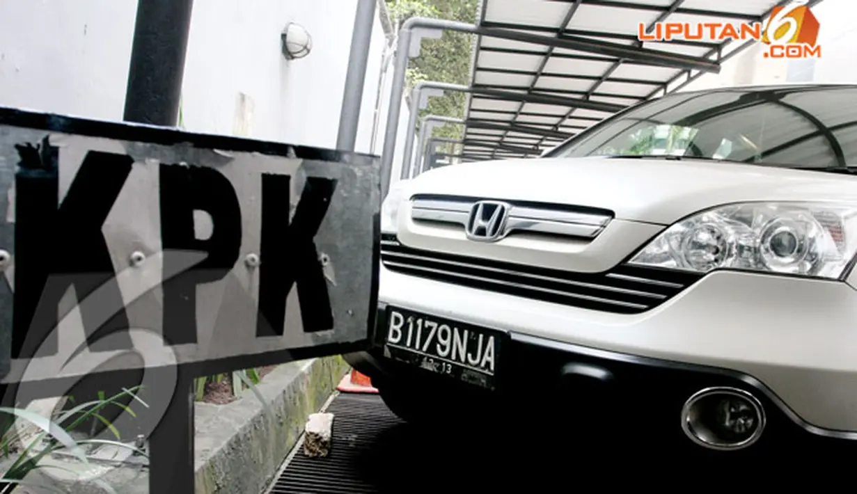 KPK menyita mobil milik Wali Kota Tangerang Selatan Airin Rachmi Diany. Jakarta, Selasa (15/4/2014) (Liputan6.com/Faisal R Syam)