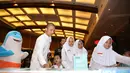 Meski sang anak belum mengerti, Uus mengaku saat berbuka puasa bertiga. Sambil membaca doa bersama istri, ia memegang tangan Cio lalu berbuka bersama dengan istrinya. (Adrian Putra/Bintang.com)