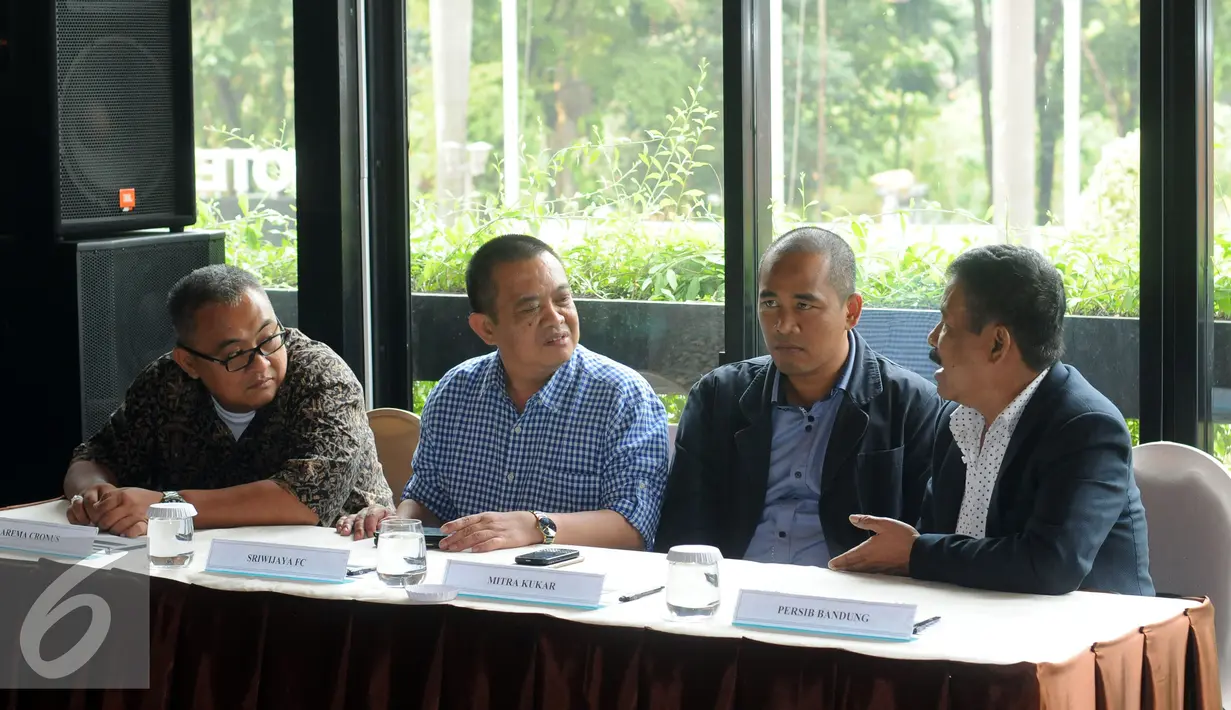 Empat pimpinan tim yang akan berlaga di Babak Delapan Besar Piala Presiden 2015 berkumpul jelang drawing di Jakarta, Selasa (29/9/2015). Laga Delapan Besar Piala Presiden 2015 akan berlangsung pada 3 Oktober mendatang. (Liputan6.com/Helmi Fithriansyah)