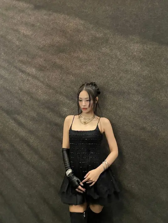Kali ini, Jennie tampil manis sekaligus sensual dengan mini dress berkerah square neck. Penampilannya kian modis dengan over-the-knee boots dan beberapa kalung bertumpuk.  [@jennierubyjane].