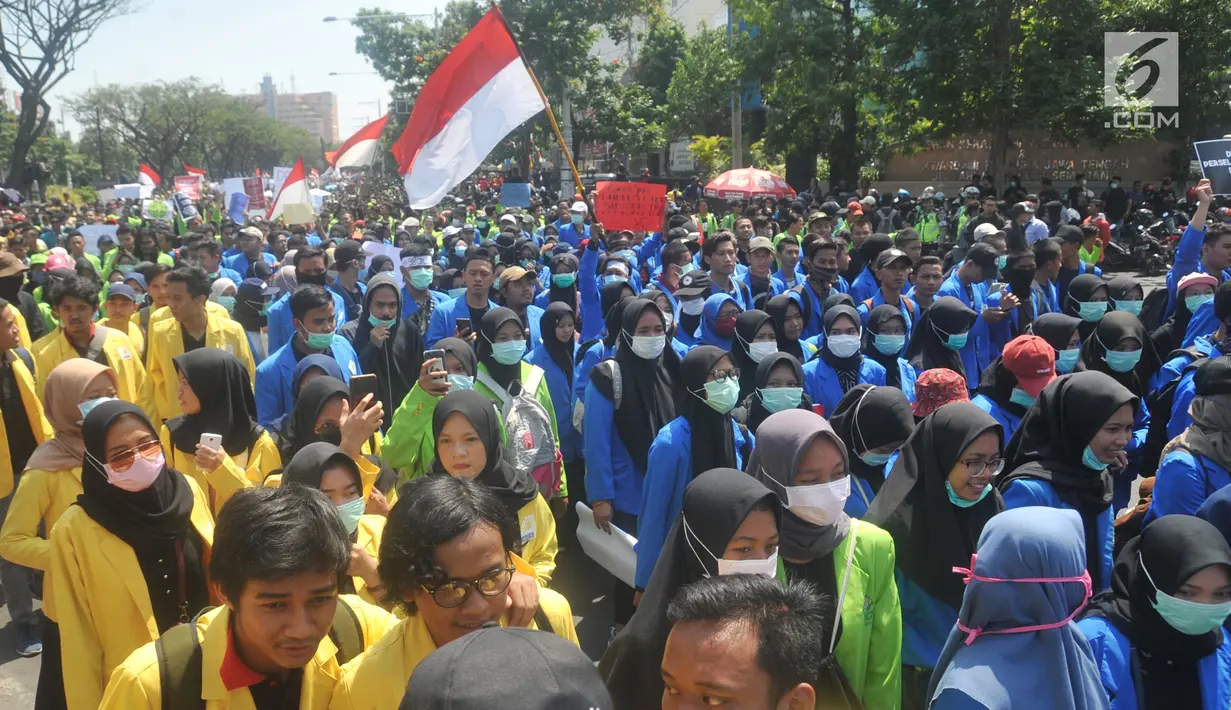 Mahasiswa dari berbagai universitas menggelar unjuk rasa di Kantor Gubernur Jawa Tengah, kawasan Jalan Pahlawan Semarang, Selasa (24/9/2019). Mereka menggelar demonstrasi untuk menentang RUU dan UU bermasalah yang rencana disahkan DPR RI hari ini. (Liputan6.com/Gholib)