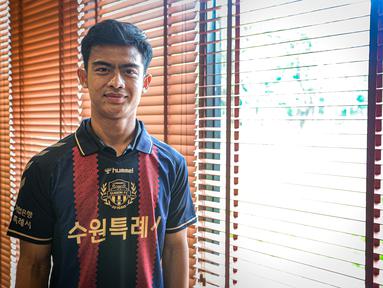 Pratama Arhan berpose di depan fotografer setelah perkenalan pemain baru Suwon FC yang berlangsung di Hotel Sultan, Jakarta, Kamis (15/02/2024) WIB. (Bola.com/Bagaskara Lazuardi)