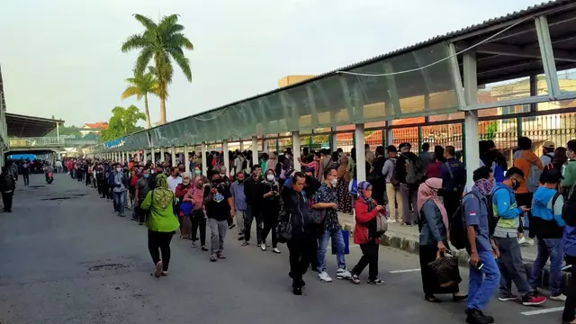 Antrean panjang calon penumpang KRL di Stasiun Bogor