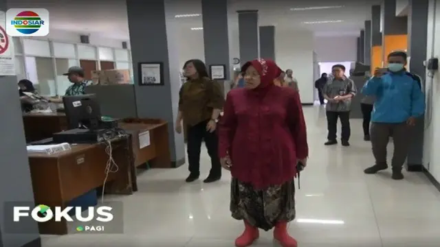 Risma tak hanya memarahi para staf, ia juga turun tangan langsung ikut membantu membersihkan seluruh ruang pelayanan.