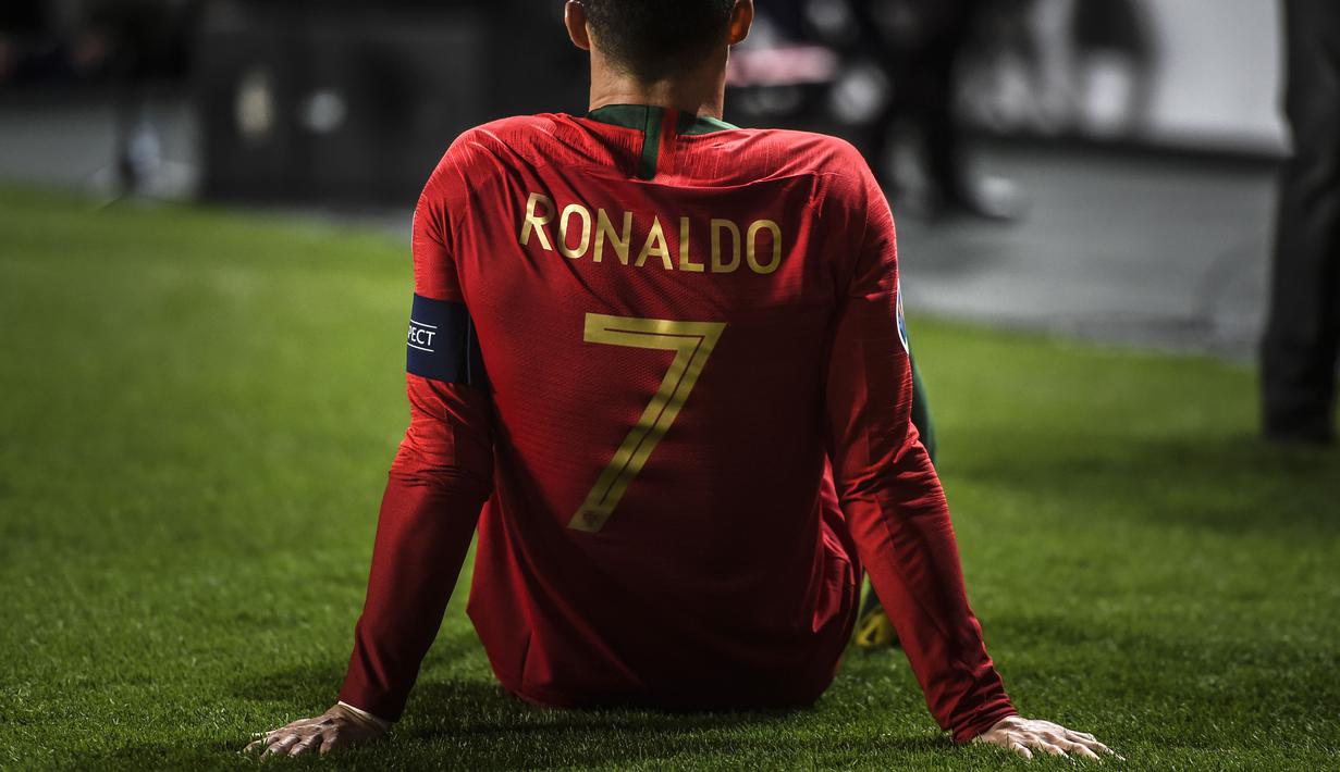 Penyerang Portugal, Cristiano Ronaldo terkapar pada laga kedua kualifikasi Piala Eropa 2020 yang berlangsung di Stadion Da Luz, Lisbon, Senin (27/3). Portugal raih hasil imbang 1-1 kontra Serbia. (AFP/Patricia de Melo)