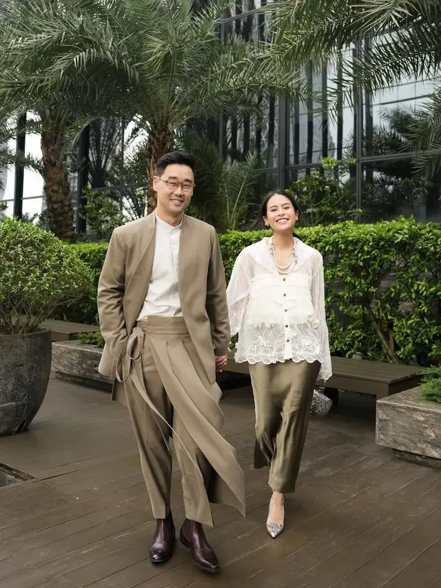 Busana lebaran keluarga Maudy Ayunda dengan pilihan outfit bernuansa olive hijau (Instagram/@maudyayunda)
