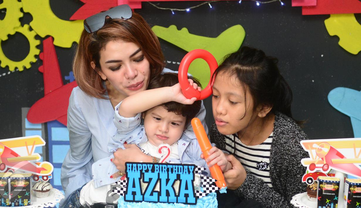 Nikita Mirzani ditemani putrinya, Lolly, merayakan ulang tahun anak keduanya, Azka, di Rumah Anyo, rumah bagi anak penderita kanker, Jakarta, Senin (3/10). Nikita mengatakan ingin mengajarkan Azka untuk berbagi dengan sesama (Liputan6.com/Herman Zakharia)