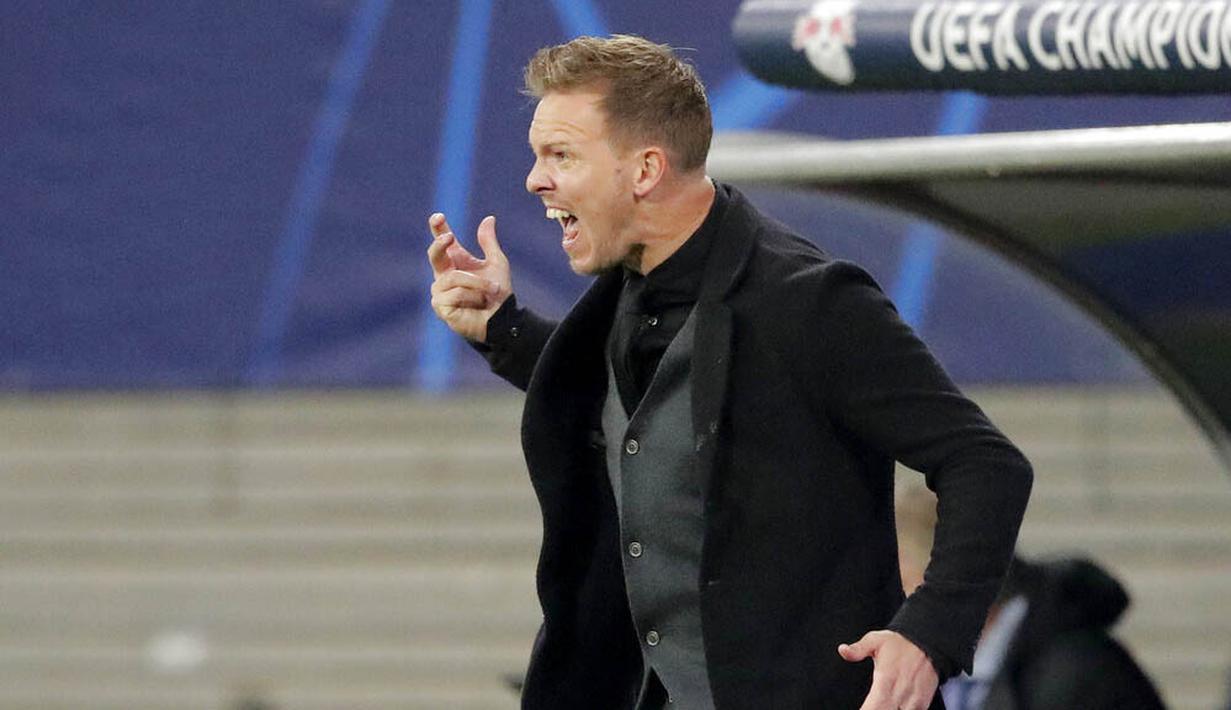 Pelatih RB Leipzig, Julian Nagelsmann, memberikan arahan kepada anak asuhnya pada laga Liga Champions di Stadion RB Arena, Rabu (21/10/2020). RB Leipzig menang dengan skor 2-0. (AP/Markus Schreiber)