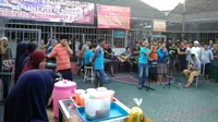 Ada banyak kegiatan yang dilakukan dalam acara ngabuburit dan bazar Ramadan di Lapas Sidoarjo ini. (Liputan6.com/Dian Kurniawan).