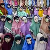 Ragam busana muslim dipajang di salah satu toko pakaian wanita di Pasar Cipulir, Jakarta Selatan, Rabu (6/3/2024). (Liputan6.com/Angga Yuniar)