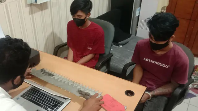 Pelaku Dan Barang Bukti Pembacokkan Saat Di Kantor Polisi. (Selasa, 20/04/2021). (Liputan6.com/Yandhi Deslatama).
