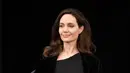 Terkenal hidup sehat dengan mengatur pola makan, Angelina Jolie sering tertangkap merokok. (DIA DIPASUPIL  GETTY IMAGES NORTH AMERICA  AFP)