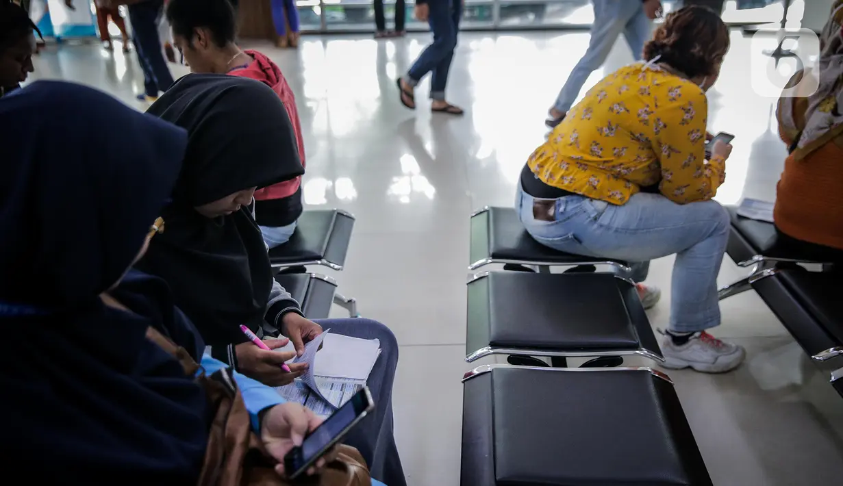 Calon penumpang mengisi data saat membeli tiket di Stasiun Senen, Jakarta, Senin (9/3/2020). PT KAI Daop 1 Jakarta mengalokasikan 879.736 kursi KA reguler selama lebaran, 14 Mei-5 Juni 2020. (Liputan6.com/Faizal Fanani)
