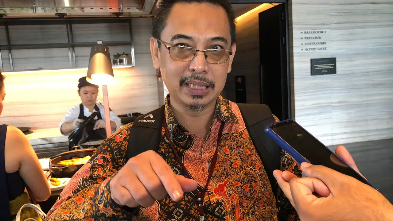 Analis Kebijakan Ahli Madya Badan Kebijakan Fiskal (BKF) Kemenkeu Rustam Effendi dalam konferensi pers Update dan Sosialisasi Insentif atas Investasi KBLBB kepada Stakeholder, di Park Hyatt Jakarta, Jumat (1/3/2024). (Tira/Liputan6.com)