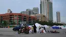 Seorang pria pengungsi dengan barang-barang keluarganya di atas skuter bersiap untuk kembali ke rumah setelah gencatan senjata antara Hizbullah dan Israel di Beirut, Lebanon, Jumat 17 April 2026. (AP Photo/Hussein Malla)