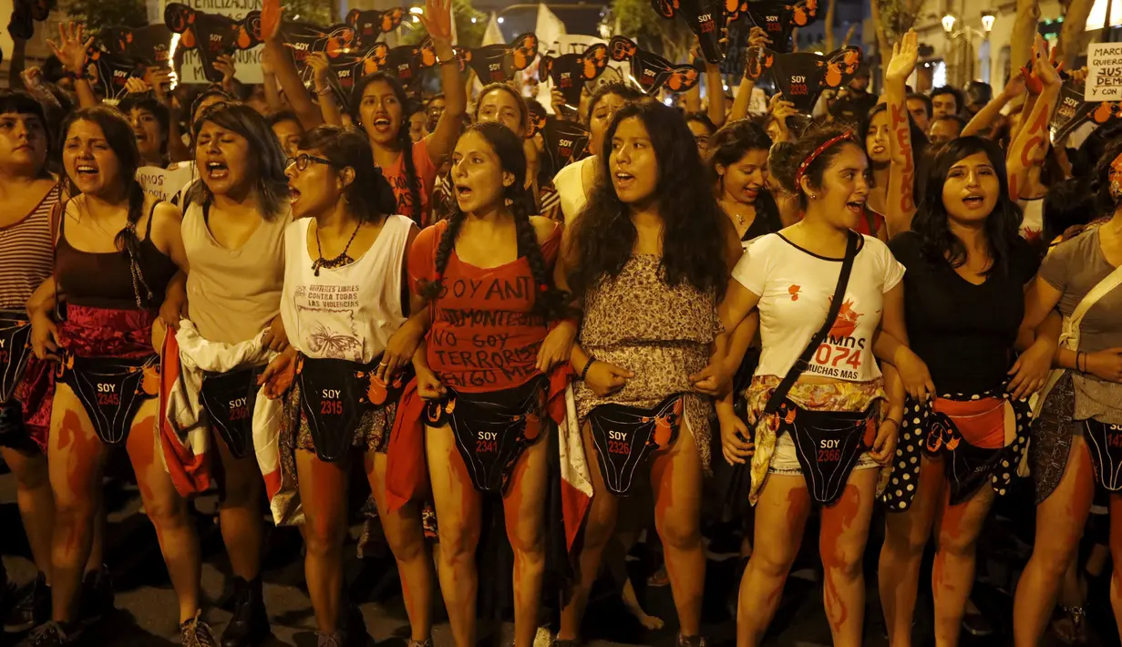 Sejumlah wanita melakukan aksi protes di pusat kota Lima , Peru , 15 Maret 2016. Mereka memprotes calon presiden Keiko Fujimori untuk ikut pemilu presiden Peru. (REUTERS / Guadalupe Pardo)