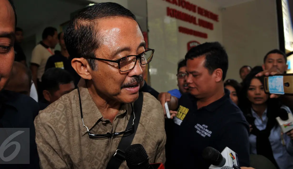 Mantan Kepala BPPN I Putu Gede Ary Suta menjawab pertanyaan sebelum meninggalkan gedung Subdit Resmob Polda Metro Jaya, Jakarta, Rabu (7/9). Ary Suta diperiksa terkait kasus kepemilikan senjata api di rumah Gatot Brajamusti. (Liputan6.com/Gempur M Surya)