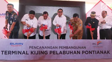 Dirut IPC, Elvyn G Masassya (tengah) memegang skop pada acara Pencanangan Pembangunan Terminal Kijing Pelabuhan Pontianak, Kalimantan Barat, Rabu (11/4). Pembangunan ini upaya IPC untuk pengembangan Pelabuhan Pontianak. (Liputan6.com/Johan Tallo)