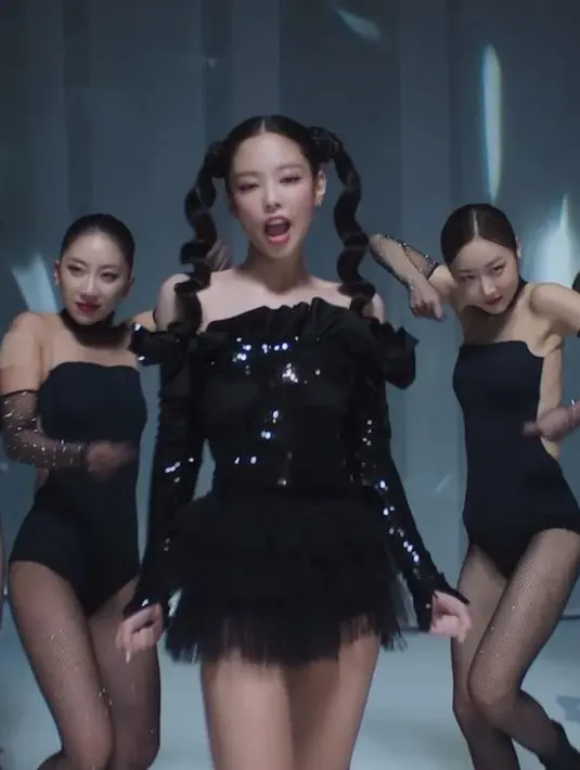 Sama seperti outfit sebelum hanya berbeda warna, Jennie mengenakan serba hitam dari rok tutu, leg wermers yang serasi dengan pump heels dari Nodaleto seharga Rp13 jutaan. [YG Entertainment]