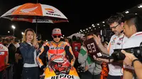 Pebalap Repsol Honda, Marc Marquez bersiap mengikuti balapan pada MotoGP Qatar di Sirkuit Losail, Doha, Minggu (18/3/2018). Dirinya finish kedua terpaut 0,027 detik dari Andrea Dovizioso dengan catatan waktu 42 menit 34,654 detik. (AFP/Karim Jaafar)