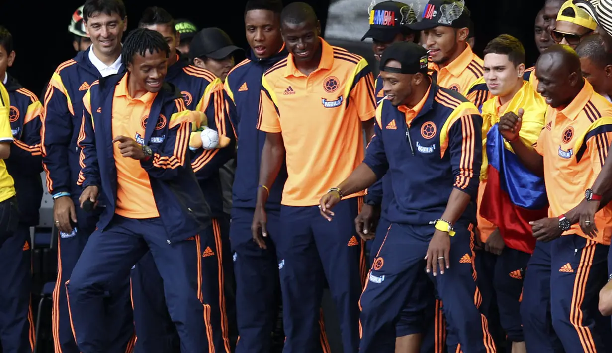 Para pemain Timnas Kolombia menari-nari di atas panggung saat selebrasi penyambutan di taman Bolivar, Bogota, (6/7/2014). (REUTERS/John Vizcaino)