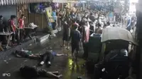 Rekaman CCTV memperlihatkan pasangan lanjut usia diserang membabi buta oleh sekelompok berandal, saat sedang merayakan tahun baru Thailand. 