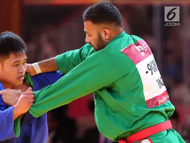 Atlet beladiri Kurash Indonesia, Dhifa Alfais saat bertarung dengan Danish Sharma dari India di 32 besar di kelas putra dibawah 90 kg di Arena Kurash JCC Senayan, Jakarta, Kamis (30/8). Indonesia kalah 0-3 atas India. (Liputan6.com/Fery Pradolo)