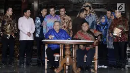 Ketua Umum Partai Demokrat Susilo Bambang Yudhoyono dan Ketum Partai Gerindra Prabowo Subianto jelang jumpa pers di Kediaman SBY di Cikeas, Bogor, Kamis (27/7). Mereka akan terus meningkatkan komunikasi dan kerja sama. (Liputan6.com/Herman Zakharia)