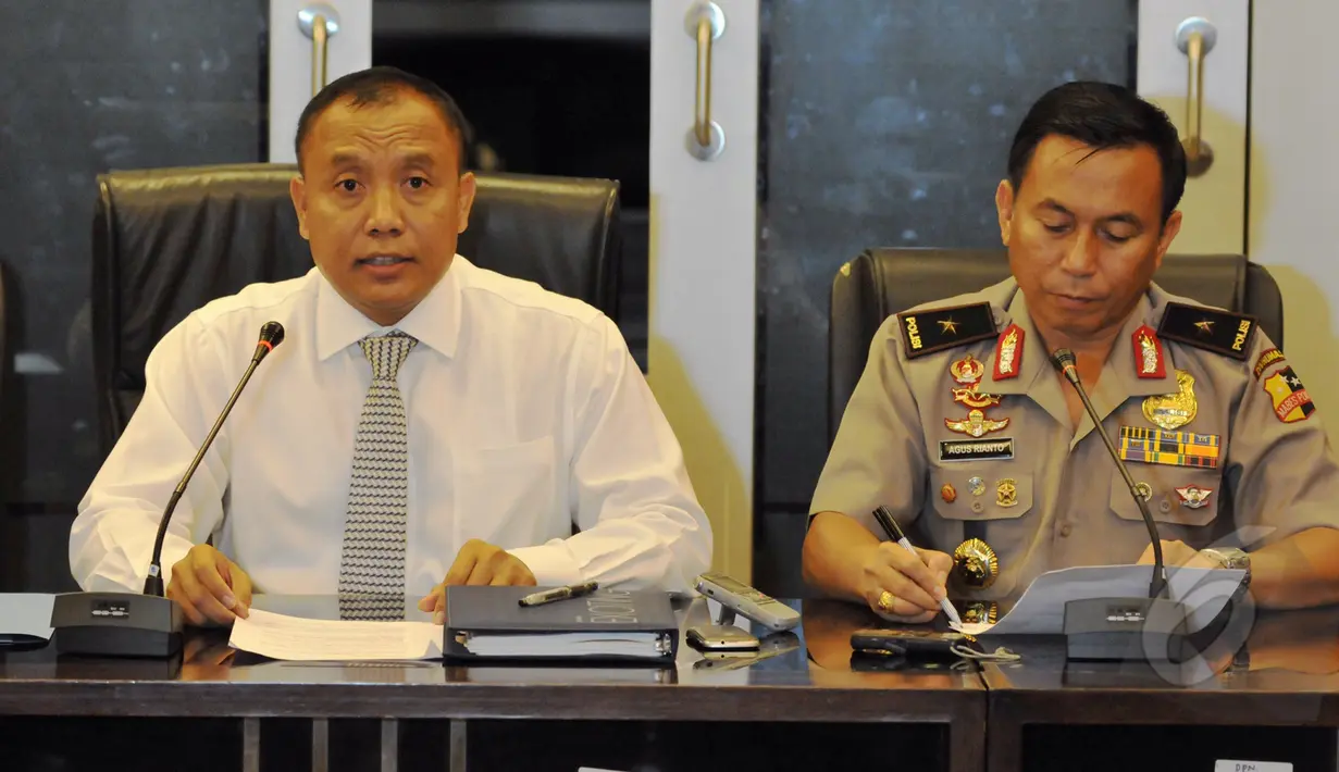 Dittipidter Brigjen Pol. Yazid Fanani (kiri) memberikan keterangan terkait penyelundupan trenggiling yang akan diseludupkan ketika rilis pengungkapan kasus tersebutdi Bareskrim Mabes Polri, Jakarta, Senin (27/042015). (Liputan6.com/Andrian M Tunay)