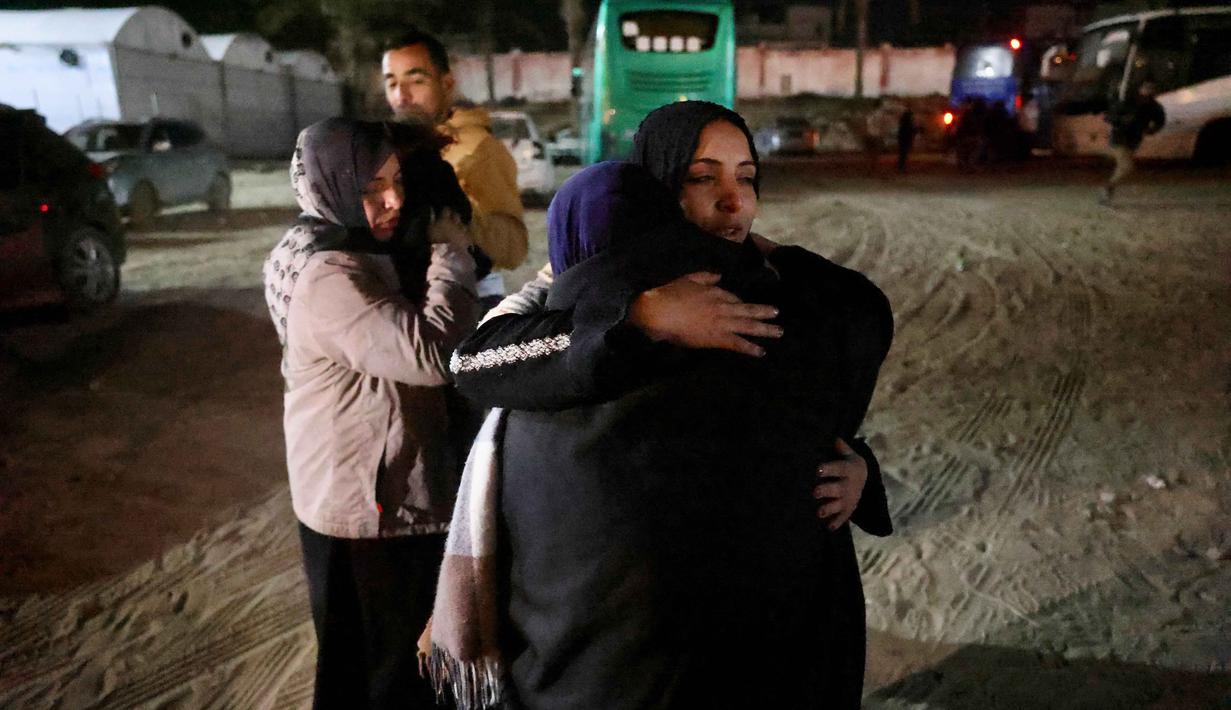 Saat ini, penyeberangan Rafah beroperasi dengan sangat terbatas, hanya untuk pejalan kaki (termasuk evakuasi medis) dan belum mengizinkan pengiriman barang. Tampak dalam foto, warga Palestina yang datang dari penyeberangan Rafah, Mesir, tiba di Rumah Sakit Nasser di Khan Yunis, Jalur Gaza selatan pada 2 Februari 2026. (Bashar Taleb/AFP)