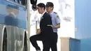 Wakil Ketua Samsung Electronics, Lee Jae-yong menuju mobil tahanan seusai menjalani sidang vonis di pengadilan di Seoul, Korea Selatan, (25/8). Pengadilan Korea Selatan menjatuhkan vonis lima tahun penjara kepada Lee. (Chung Sung-Jun/Pool Photo via AP)