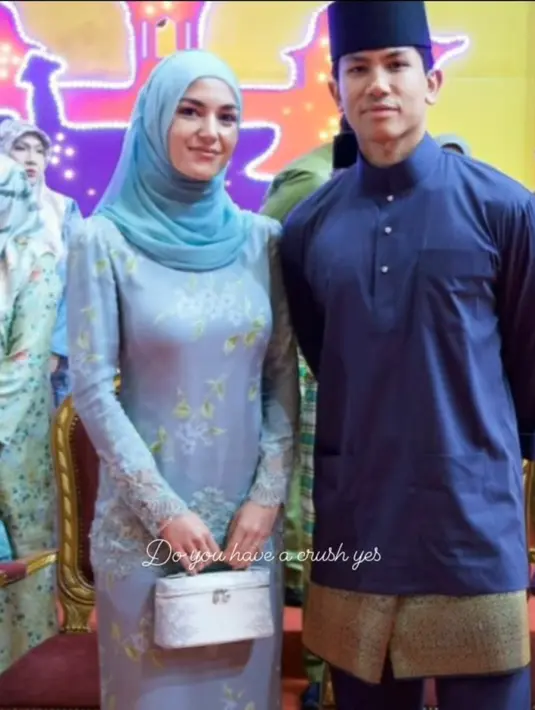 Di samping Pangeran Mateen, wajah Anisha Rosnah tampak begitu flawless dengan makeup tipis [@anishamateen9491]