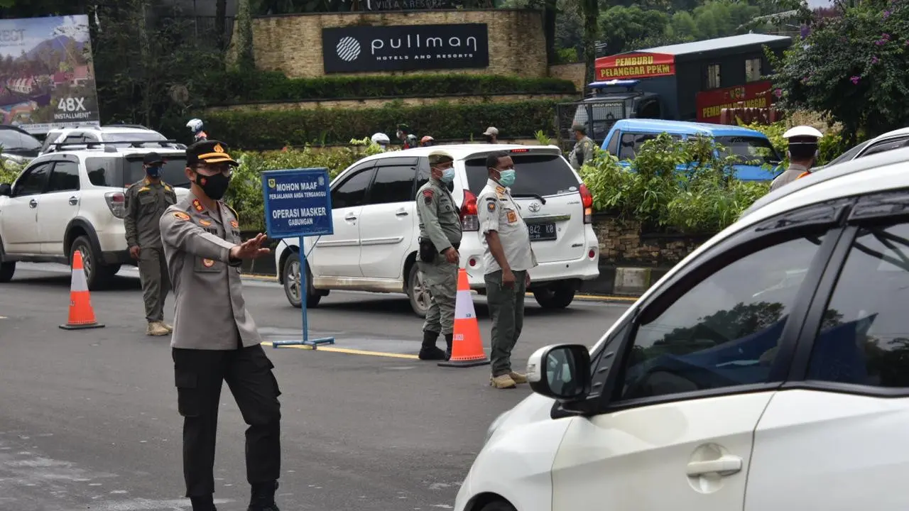 Jalur menuju Puncak, Kabupaten Bogor, Jawa Barat, mendadak dipadati kendaraan dari Jakarta dan sekitarnya dengan pelat nomor genap, Sabtu (6/2/2021).
