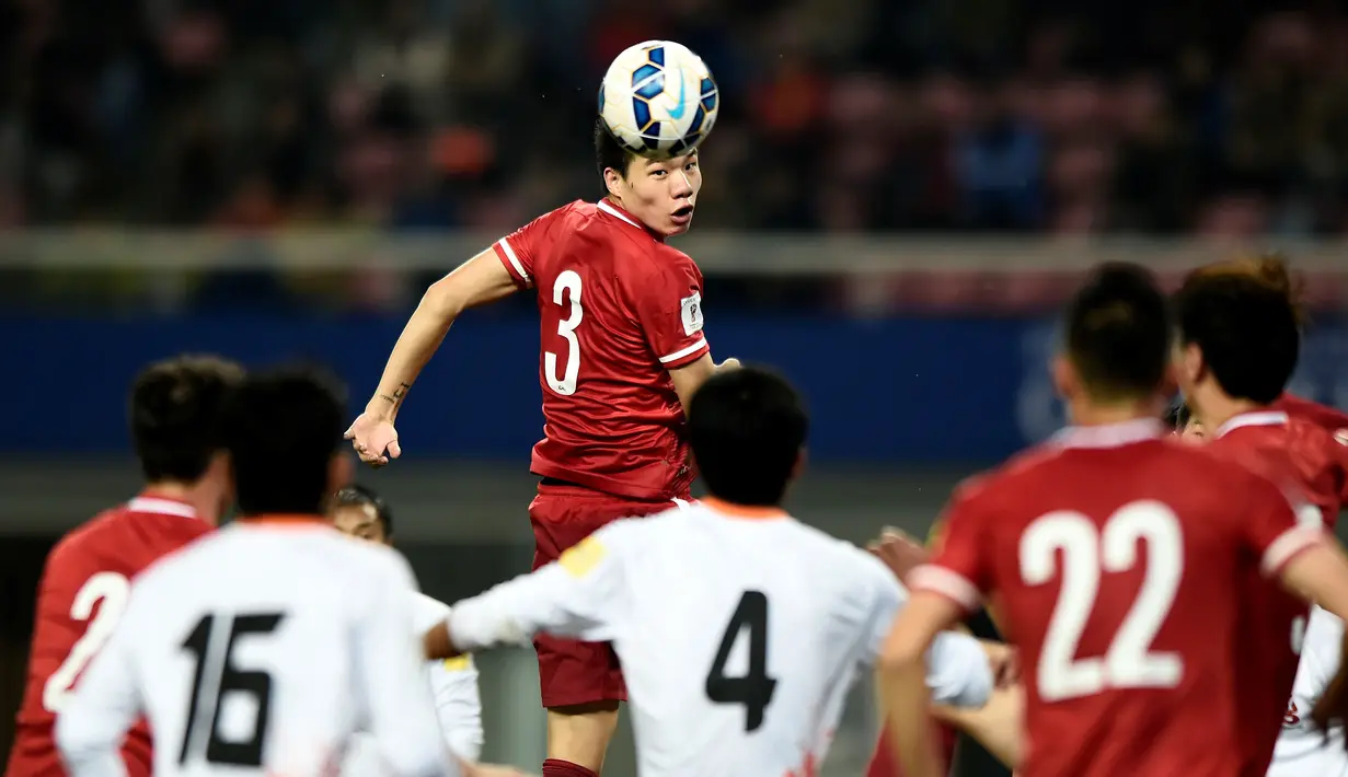 Pemain Tiongkok, Mei Fang, menyundul bola saat melawan Bhutan dalam Kualifikasi Piala Dunia 2018 di Changsha, Tiongkok, (12/11/2015). (China Out/AFP Photo)