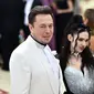 Elon Musk dan Grimes saat menghadiri Heavenly Bodies: Fashion & The Catholic Imagination Costume Institute Gala di The Metropolitan Museum of Art pada 7 Mei 2018 di  New York City. (THEO WARGO / GETTY IMAGES NORTH AMERICA / GETTY IMAGES VIA AFP)